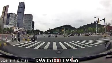 Řidič osobního vozu projel na červenou a usmrtil motorkáře