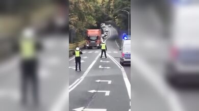 Polák v ukradeném voze unikal policistům přes hranice