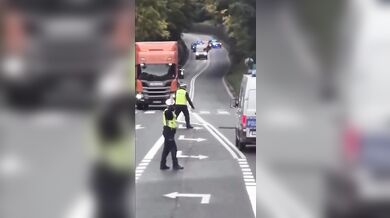 Polák v ukradeném voze unikal policistům přes hranice