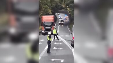 Polák v ukradeném voze unikal policistům přes hranice