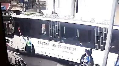Řidič autobusu srazil dopravního policistu přímo při výkonu služby