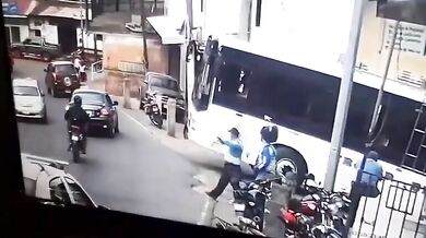 Řidič autobusu srazil dopravního policistu přímo při výkonu služby