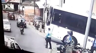 Řidič autobusu srazil dopravního policistu přímo při výkonu služby