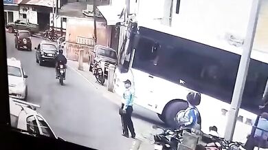 Řidič autobusu srazil dopravního policistu přímo při výkonu služby