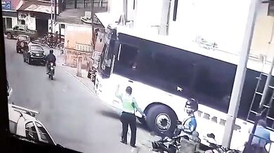 Řidič autobusu srazil dopravního policistu přímo při výkonu služby