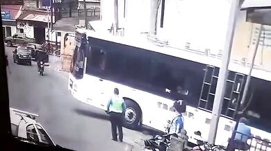 Řidič autobusu srazil dopravního policistu přímo při výkonu služby