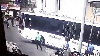 Řidič autobusu srazil dopravního policistu přímo při výkonu služby