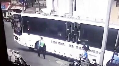 Řidič autobusu srazil dopravního policistu přímo při výkonu služby