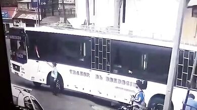 Řidič autobusu srazil dopravního policistu přímo při výkonu služby