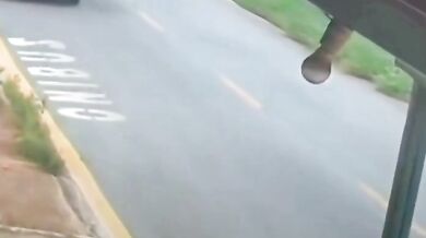 Holič bleskovou reakcí zachránil ohrožené dítě