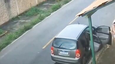 Holič bleskovou reakcí zachránil ohrožené dítě