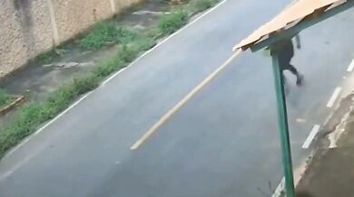 Holič bleskovou reakcí zachránil ohrožené dítě