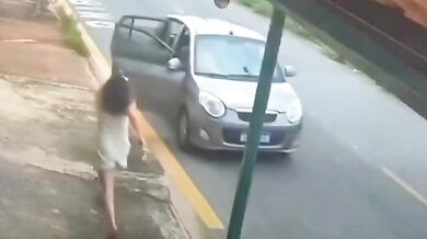 Holič bleskovou reakcí zachránil ohrožené dítě