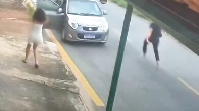 Holič bleskovou reakcí zachránil ohrožené dítě