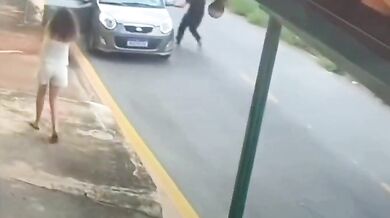 Holič bleskovou reakcí zachránil ohrožené dítě