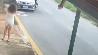 Holič bleskovou reakcí zachránil ohrožené dítě