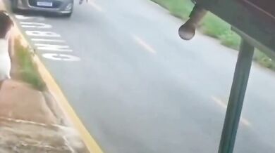 Holič bleskovou reakcí zachránil ohrožené dítě