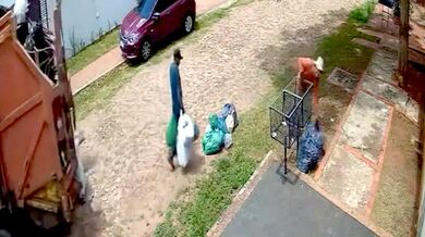 Popelář skončil pod koly popelářského vozu