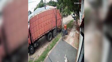 Popelář skončil pod koly popelářského vozu