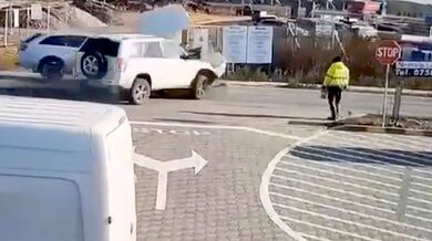 Automobily smetly chodce, ten z místa šokujícím způsobem odešel