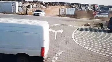 Automobily smetly chodce, ten z místa šokujícím způsobem odešel