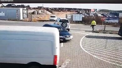 Automobily smetly chodce, ten z místa šokujícím způsobem odešel