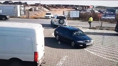 Automobily smetly chodce, ten z místa šokujícím způsobem odešel