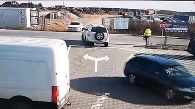 Automobily smetly chodce, ten z místa šokujícím způsobem odešel