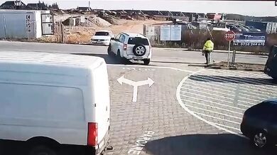 Automobily smetly chodce, ten z místa šokujícím způsobem odešel