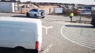Automobily smetly chodce, ten z místa šokujícím způsobem odešel