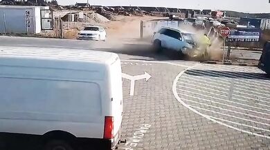 Automobily smetly chodce, ten z místa šokujícím způsobem odešel