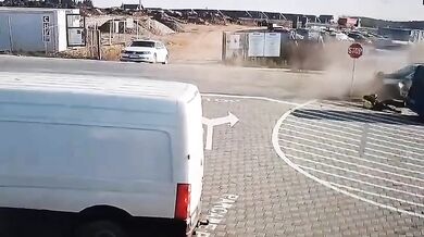 Automobily smetly chodce, ten z místa šokujícím způsobem odešel