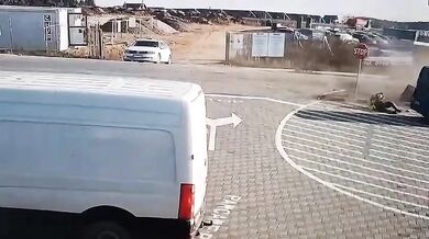 Automobily smetly chodce, ten z místa šokujícím způsobem odešel