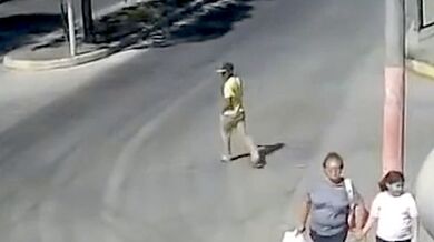 Chodec po neuváženém vstupu do vozovky skončil s těžkým zraněním