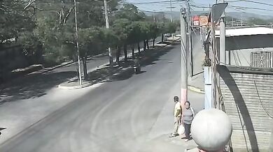 Chodec po neuváženém vstupu do vozovky skončil s těžkým zraněním