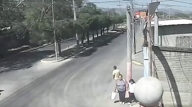 Chodec po neuváženém vstupu do vozovky skončil s těžkým zraněním