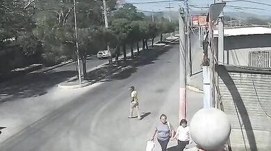 Chodec po neuváženém vstupu do vozovky skončil s těžkým zraněním