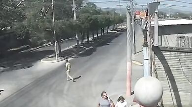 Chodec po neuváženém vstupu do vozovky skončil s těžkým zraněním