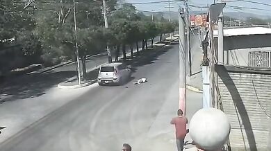 Chodec po neuváženém vstupu do vozovky skončil s těžkým zraněním