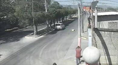 Chodec po neuváženém vstupu do vozovky skončil s těžkým zraněním