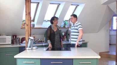 Mature ošukaná na kuchyňské lince mladým nadrženým chlapem