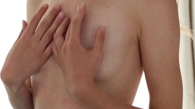 Hubená teenka s copánky