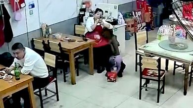 Dítě zapalující ohňostroj v restauraci