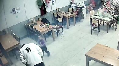 Dítě zapalující ohňostroj v restauraci