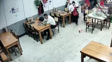 Dítě zapalující ohňostroj v restauraci