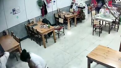 Dítě zapalující ohňostroj v restauraci