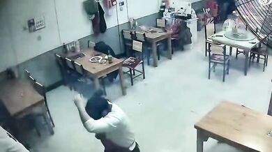 Dítě zapalující ohňostroj v restauraci