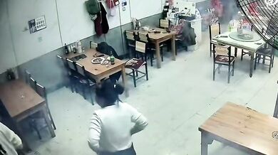 Dítě zapalující ohňostroj v restauraci