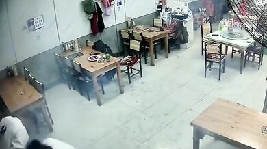 Dítě zapalující ohňostroj v restauraci