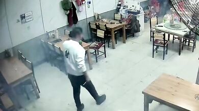 Dítě zapalující ohňostroj v restauraci